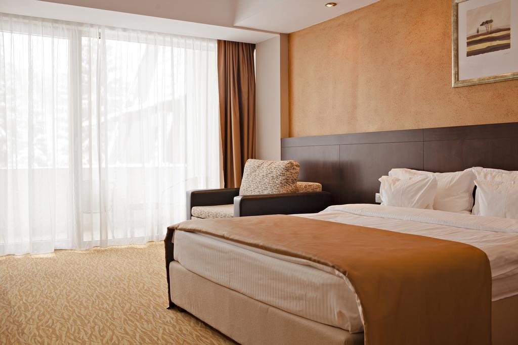Hotel Clermont Ковасна Экстерьер фото