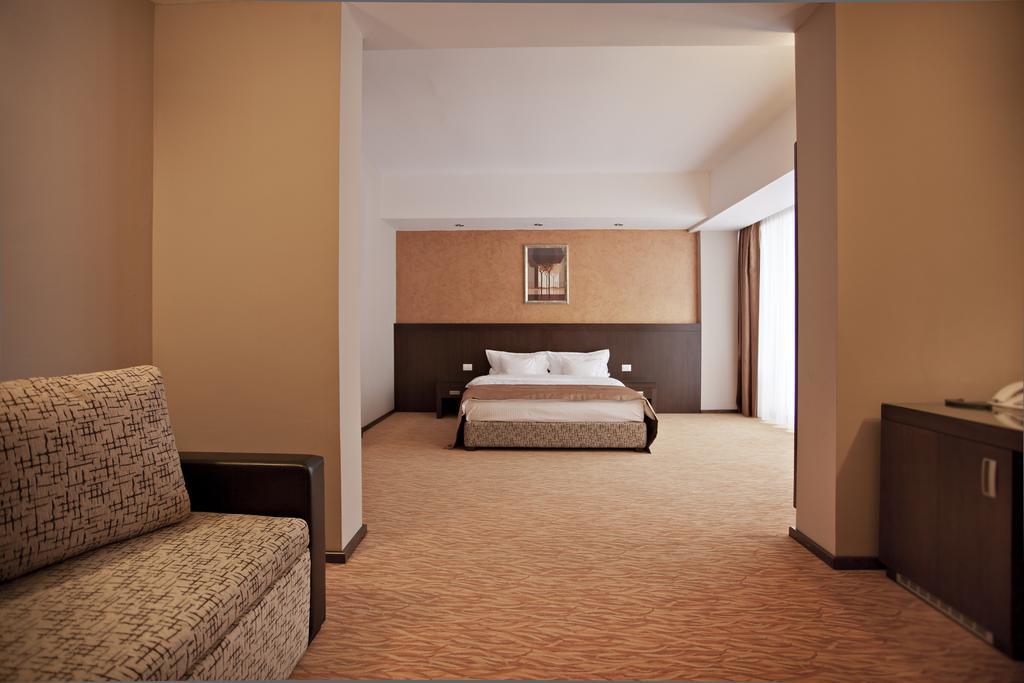 Hotel Clermont Ковасна Экстерьер фото